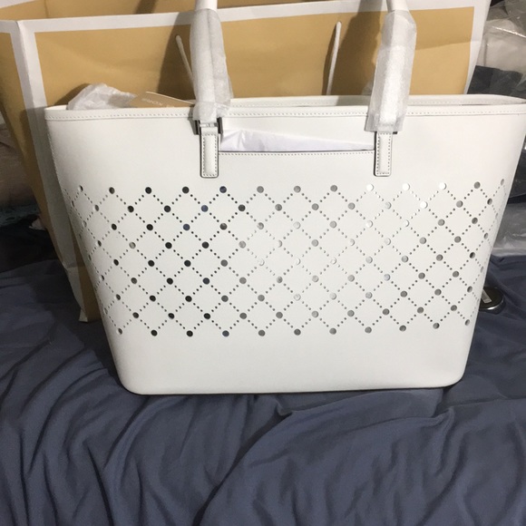 Michael Kors Handbags - Michael Kors Leather Large Tote NWOT  👜